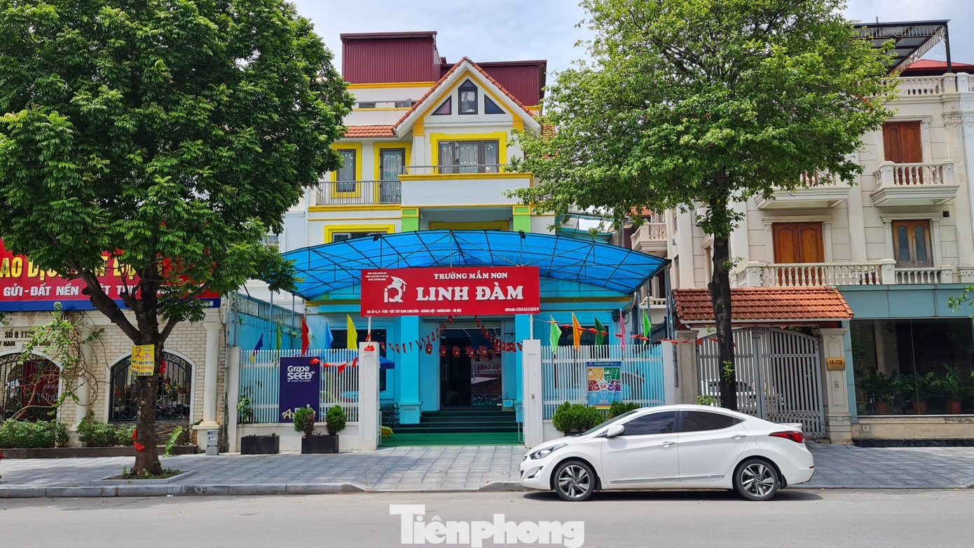 "Trong quy hoạch các khu đô thị, chỉ tiêu về hạ tầng kỹ thuật, hạ tầng xã hội đã được cân đối. Tuy nhiên, nhiều chủ đầu tư chỉ chăm chăm xây nhà để bán và không xây trường học cho dân dẫn đến tình trạng thiếu trường học trầm trọng. Không phải ai cũng có tiền cho con đi học trường tư đắt đỏ", một cư dân khu đô thị Linh Đàm nói,