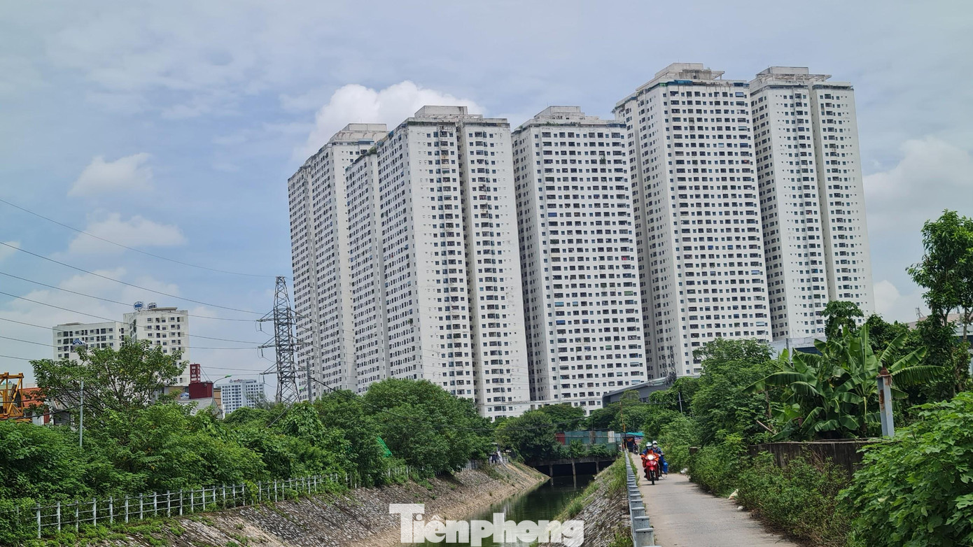 Theo báo cáo của quận Hoàng Mai mới đây, Tổng công ty Đầu tư phát triển nhà và đô thị (Tổng công ty HUD) được giao làm chủ đầu tư 6 khu đô thị trên địa bàn quận Hoàng Mai gồm: Khu đô thị tập trung Định Công, Khu đô thị nhà ở Bắc Linh Đàm, Khu nhà ở Bắc Linh Đàm mở rộng, Khu dịch vụ tổng hợp và nhà ở hồ Linh Đàm, Khu đô thị mới Pháp Vân - Tứ Hiệp, Khu đô thị mới Tây Nam hồ Linh Đàm. Đến nay, Tổng công ty HUD đã triển khai thực hiện xong các ô đất ở xây dựng mới, còn lại 33/86 (38%) ô đất công cộng, hạ tầng xã hội, hạ tầng kỹ thuật chưa triển khai xây dựng. Đáng nói, trong đó 12/23 ô đất xây dựng trường học (tỷ lệ 52%) chưa được xây. Trong đó 5 dự án thứ phát nhận chuyển nhượng từ HUD, 7 ô đất còn lại do HUD quản lý.