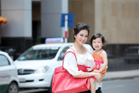 Cô cũng rất đắt show làm MC các sự kiện. Cô cũng rất đắt show làm MC các sự kiện