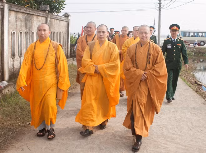 Thượng tọa Thích Thanh Phong, chùa Sủi, Gia Lâm, Hà Nội cùng nhiều hòa thượng khác có mặt sớm ở Quảng Bình