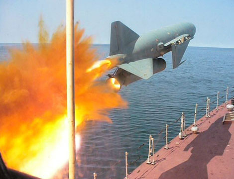 Đạn tên lửa P-20M có phần thân hình trụ, mũi tròn, hai cánh tam giác ở hai bên thân và ba đuôi định hướng xếp thành hình tam giác. Tên lửa trang bị động cơ khởi tốc nhiên liệu rắn khi phóng và động cơ hành trình nhiên liệu lỏng. Trong ảnh là đạn tên lửa P-20M rời bệ phóng (ảnh minh họa nước ngoài)