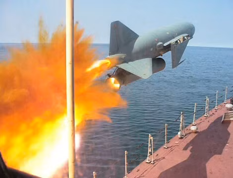 Đạn tên lửa P-20M có phần thân hình trụ, mũi tròn, hai cánh tam giác ở hai bên thân và ba đuôi định hướng xếp thành hình tam giác. Tên lửa trang bị động cơ khởi tốc nhiên liệu rắn khi phóng và động cơ hành trình nhiên liệu lỏng. Trong ảnh là đạn tên lửa P-20M rời bệ phóng (ảnh minh họa nước ngoài)