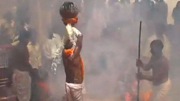 Vị tu sĩ 80 tuổi lần lượt dội 9 bình sữa sôi lên người. Vị tu sĩ 80 tuổi lần lượt dội 9 bình sữa sôi lên người