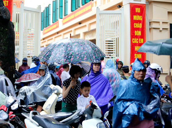 Rất may khi vừa kết thúc lễ khai giảng trời mới đổ mưa