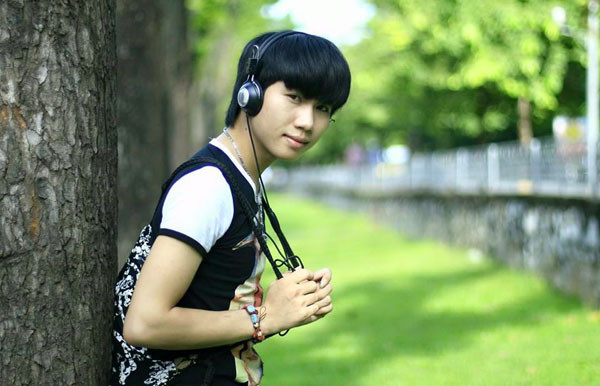  Lam mặc váy, để tóc dài và trang điểm mỗi khi đi học hoặc ra ngoài. Ảnh:&nbsp;Vân Anh. 