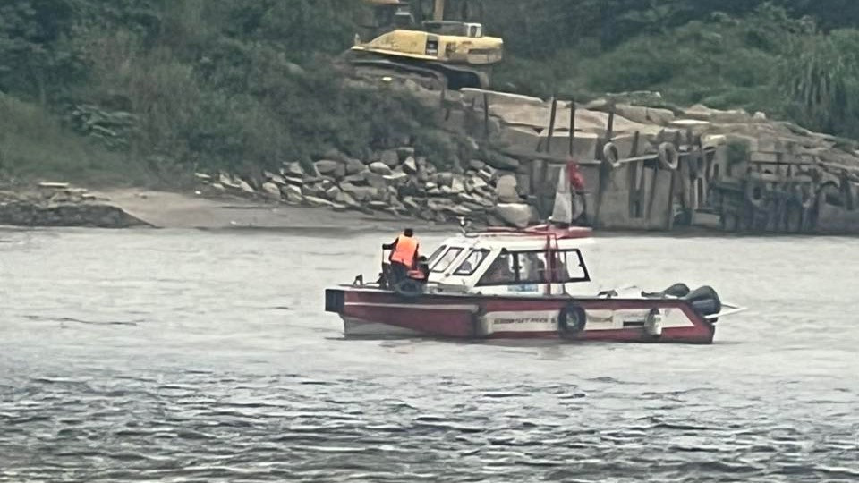 Lực lượng chức năng tìm kiếm trên sông Đuống. Lực lượng chức năng tìm kiếm trên sông Đuống.