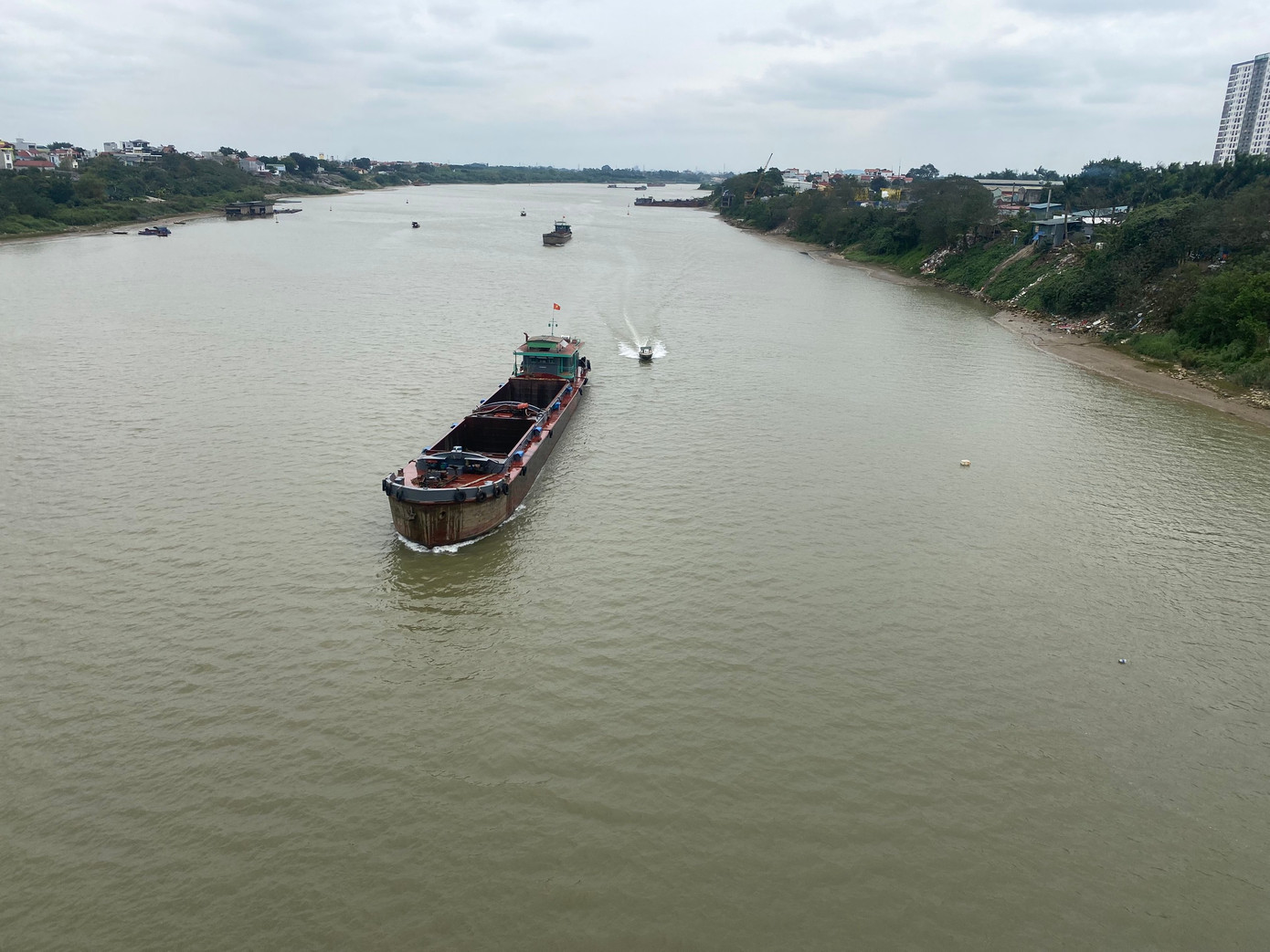 Lực lượng chức năng tìm kiếm trên sông Đuống. Lực lượng chức năng tìm kiếm trên sông Đuống.