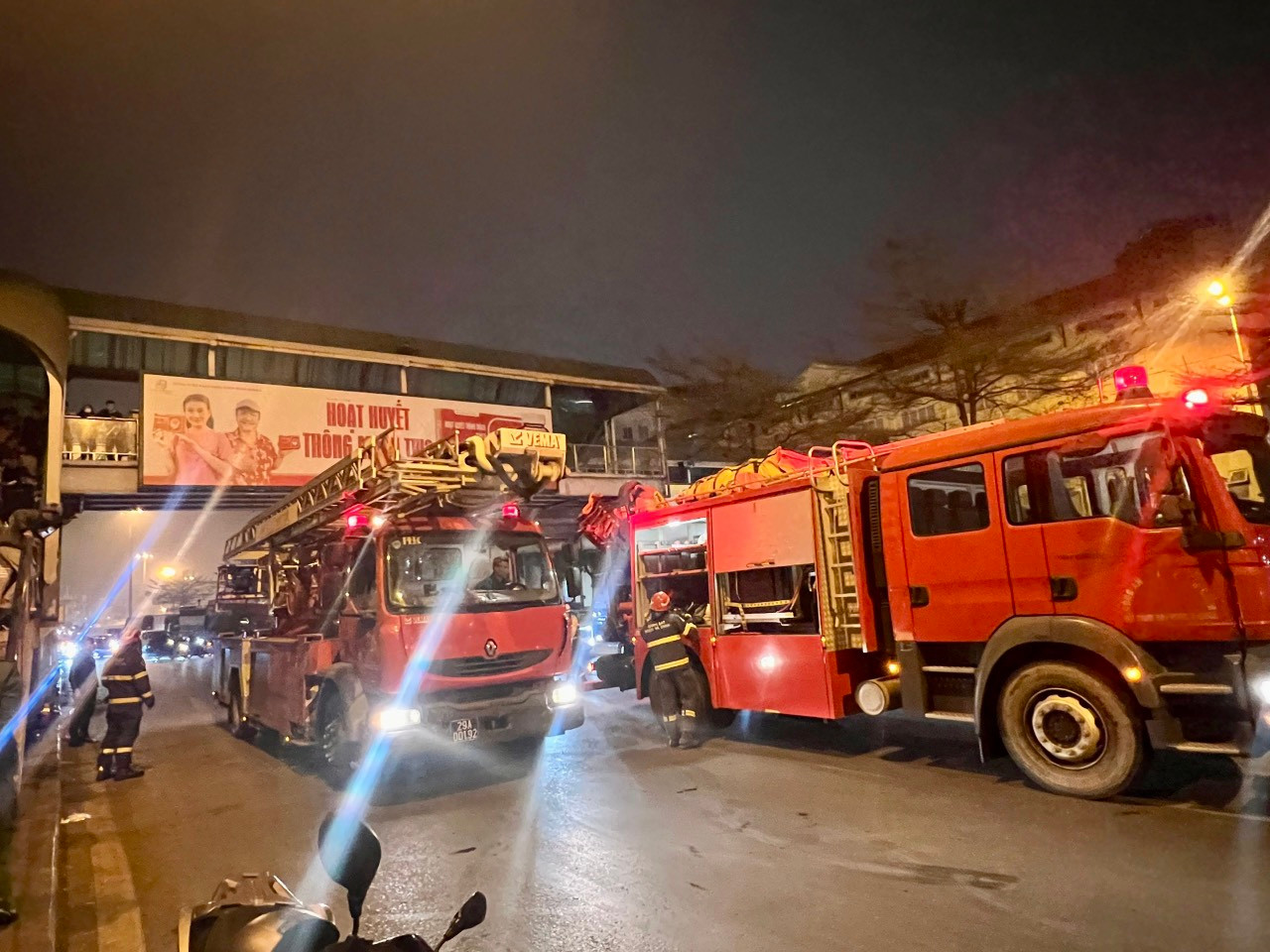 Lực lượng chức năng triển khai đội hình cứu hộ, cứu nạn.