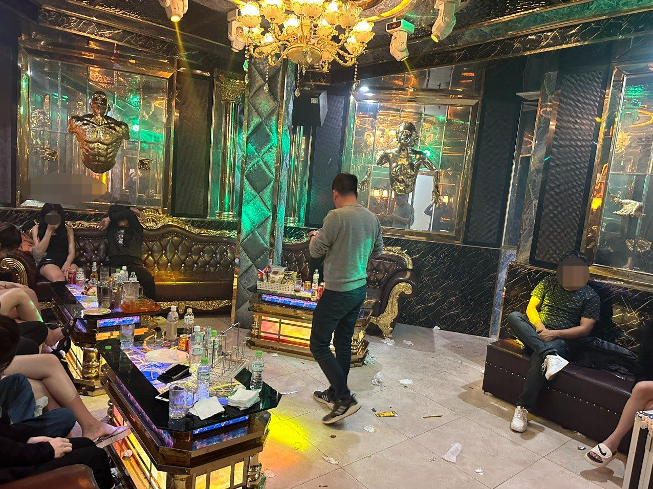 Cảnh sát phát hiện nhiều đối tượng dương tính với ma túy trong phòng hát. Ảnh CACC