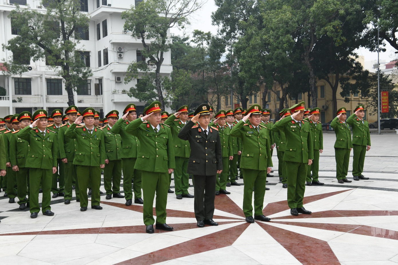 Đại biểu và cán bộ, chiến sĩ tham dự Lễ báo công. Đại biểu và cán bộ, chiến sĩ tham dự Lễ báo công.