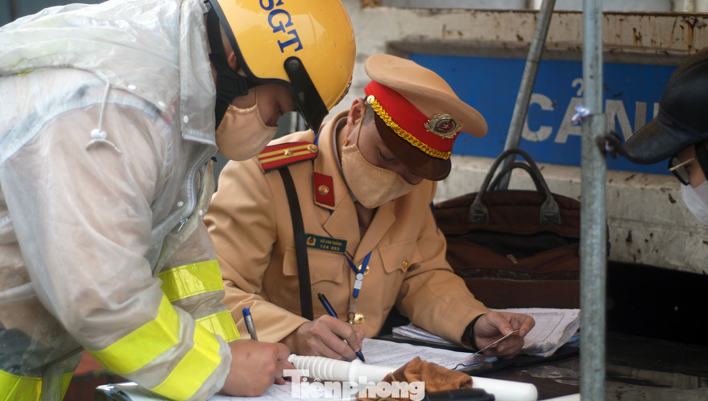 Đối với lỗi đi sai làn đường, người điều khiển xe máy có thể bị phạt tiền từ 400.000 - 600.000 đồng. Đối với lỗi đi sai làn đường, người điều khiển xe máy có thể bị phạt tiền từ 400.000 - 600.000 đồng.