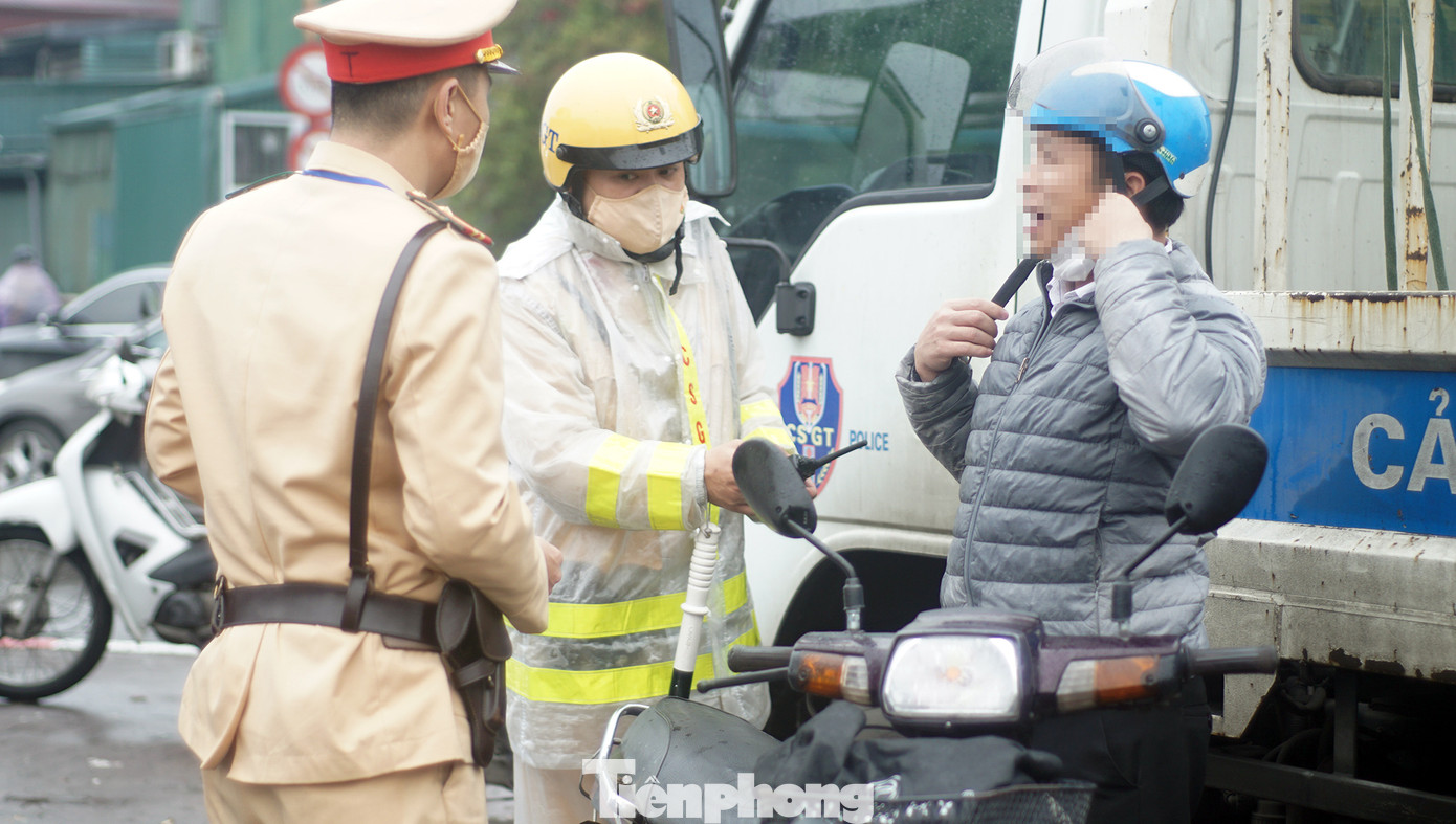 Theo thiếu tá Đỗ Văn Thắng - Đội CSGT đường bộ số 1, mặc dù ở đầu cầu Chương Dương có biển cấm xe máy đi vào làn ô tô. Tuy nhiên, vào khung giờ cao điểm nhiều người vẫn bất chấp nguy hiểm đi vào. Việc này tiềm ẩn nguy cơ gây ra tai nạn giao thông. Theo thiếu tá Đỗ Văn Thắng - Đội CSGT đường bộ số 1, mặc dù ở đầu cầu Chương Dương có biển cấm xe máy đi vào làn ô tô. Tuy nhiên, vào khung giờ cao điểm nhiều người vẫn bất chấp nguy hiểm đi vào. Việc này tiềm ẩn nguy cơ gây ra tai nạn giao thông.