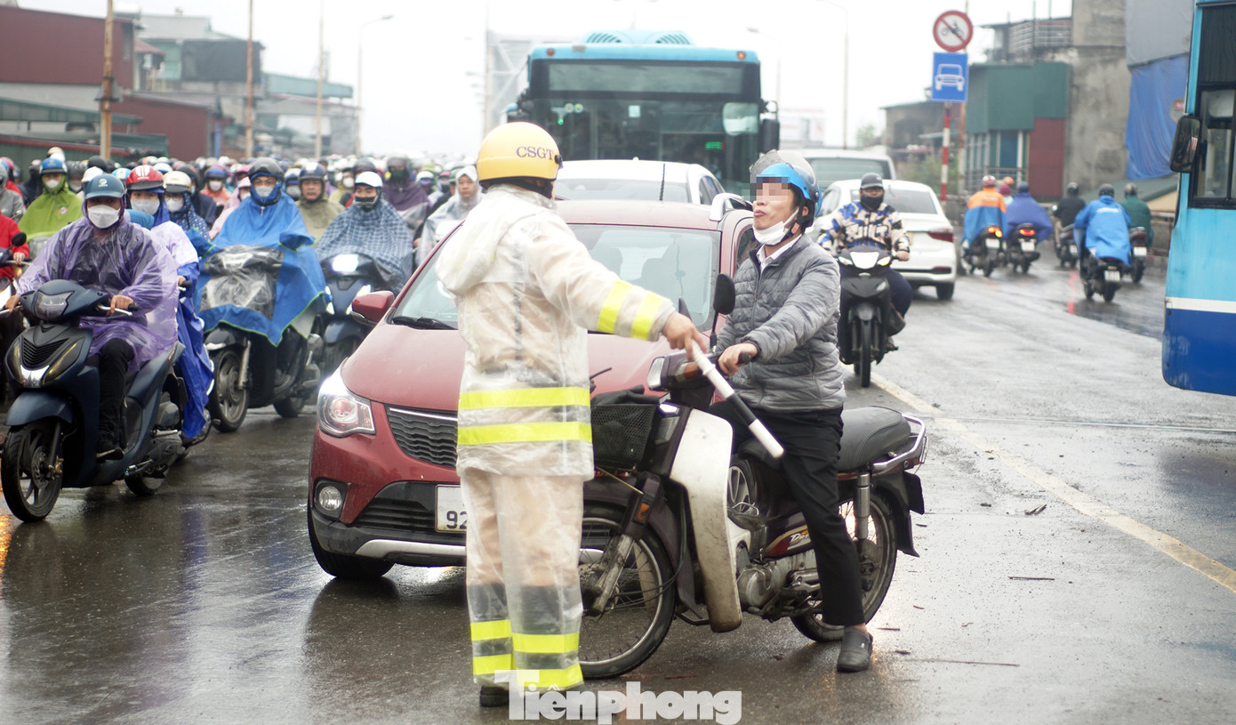 "Có những trường hợp người điều khiển phương tiện chấp hành, tuy nhiên, một số trường hợp khi thấy lực lượng chức năng đã lạng lách để né tránh việc xử phạt dẫn đến ùn ứ giao thông" - thiếu tá Thắng thông tin. "Có những trường hợp người điều khiển phương tiện chấp hành, tuy nhiên, một số trường hợp khi thấy lực lượng chức năng đã lạng lách để né tránh việc xử phạt dẫn đến ùn ứ giao thông" - thiếu tá Thắng thông tin.