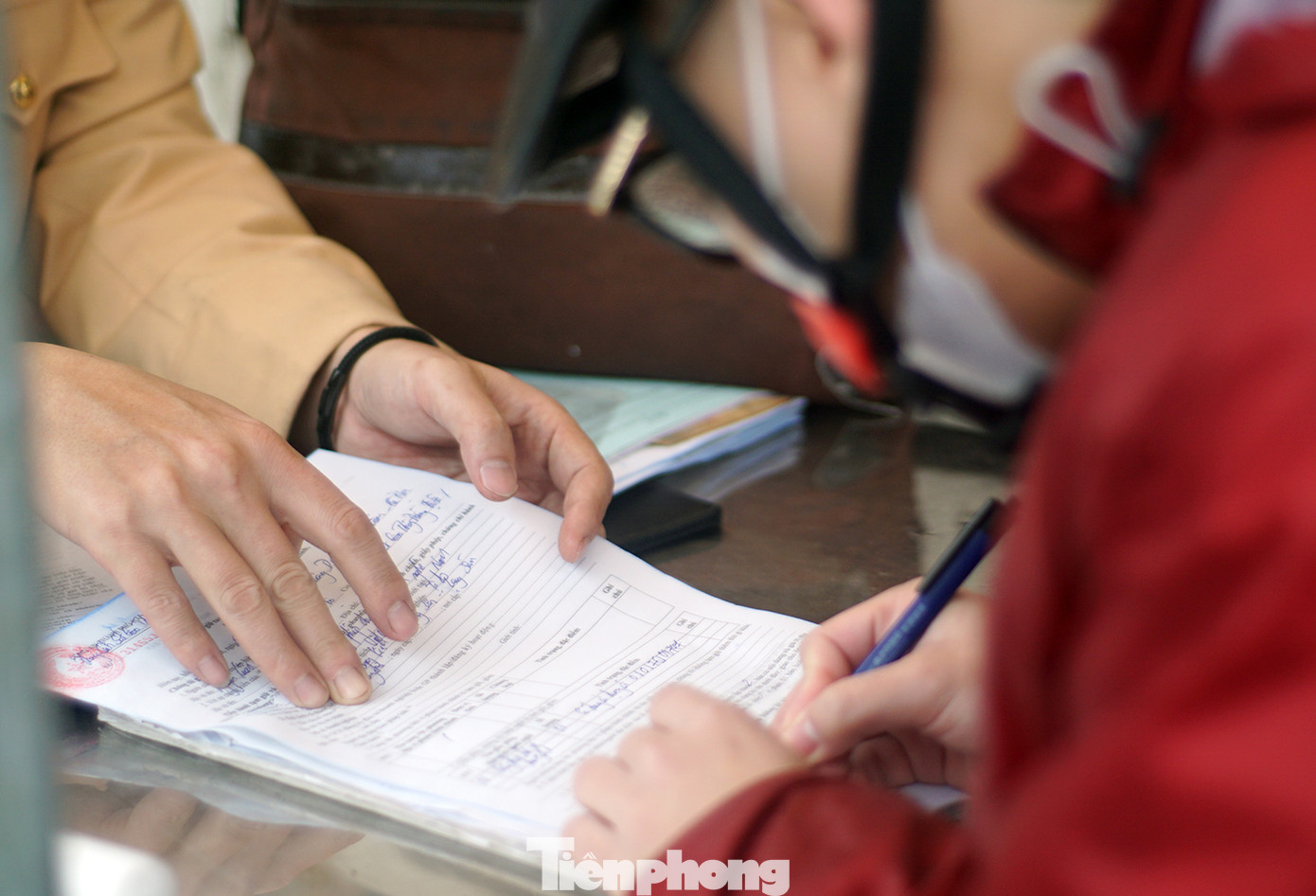 Nam thanh niên N.H.L (SN 1999, quê Lạng Sơn) bị tổ công tác dừng phương tiện lập biên bản. Thanh niên này cho biết, vào buổi sáng do lưu lượng phương tiện đông, tắc đường, khi thấy có người đi vào làn đường ô tô cũng đi theo. "Tôi biết mình đi vào đường cấm xe máy nhưng do muộn giờ làm..." - L. phân trần. Nam thanh niên N.H.L (SN 1999, quê Lạng Sơn) bị tổ công tác dừng phương tiện lập biên bản. Thanh niên này cho biết, vào buổi sáng do lưu lượng phương tiện đông, tắc đường, khi thấy có người đi vào làn đường ô tô cũng đi theo. "Tôi biết mình đi vào đường cấm xe máy nhưng do muộn giờ làm..." - L. phân trần.