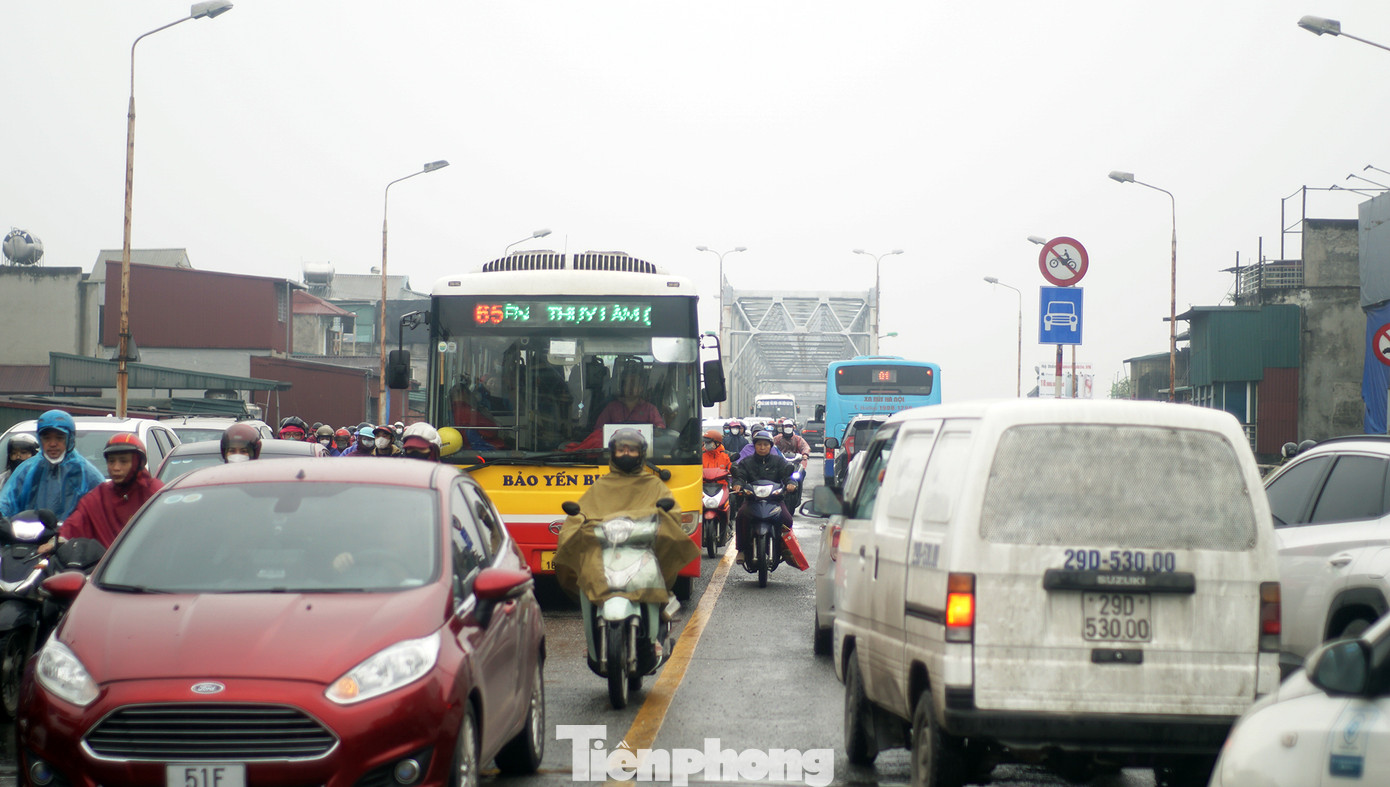 Từ ngày 12/3, các đơn vị thuộc Phòng CSGT đã bố trí lực lượng, phối hợp với các cơ quan chức năng hướng dẫn, phân luồng giao thông trên các tuyến đường Hoàng Minh Thảo (quận Bắc Từ Liêm), và trên các cây cầu Chương Dương, Thanh Trì, Vĩnh Tuy, Đông Trù. Từ ngày 12/3, các đơn vị thuộc Phòng CSGT đã bố trí lực lượng, phối hợp với các cơ quan chức năng hướng dẫn, phân luồng giao thông trên các tuyến đường Hoàng Minh Thảo (quận Bắc Từ Liêm), và trên các cây cầu Chương Dương, Thanh Trì, Vĩnh Tuy, Đông Trù.