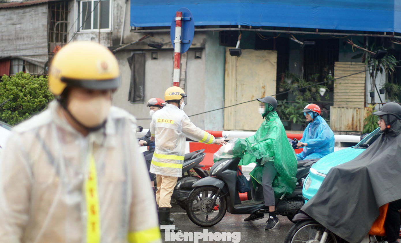 Ghi nhận của phóng viên, trong thời gian ngắn, tổ công tác đã dừng và lập biên bản xử phạt nhiều trường hợp người điều khiển xe máy cố tình đi vào làn đường ô tô. Ghi nhận của phóng viên, trong thời gian ngắn, tổ công tác đã dừng và lập biên bản xử phạt nhiều trường hợp người điều khiển xe máy cố tình đi vào làn đường ô tô.