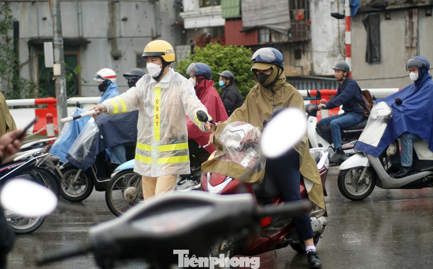 Theo thiếu tá Thắng, đơn vị cũng phối hợp với Đội CSGT đường bộ số 5 (địa bàn quận Long Biên) hướng dẫn các phương tiện xe máy ngay từ đầu cầu không đi vào làn ô tô. "Đối với những trường hợp cố tình vi phạm thì sẽ bị xử lý nghiêm" - thiếu tá Thắng cho biết. Theo thiếu tá Thắng, đơn vị cũng phối hợp với Đội CSGT đường bộ số 5 (địa bàn quận Long Biên) hướng dẫn các phương tiện xe máy ngay từ đầu cầu không đi vào làn ô tô. "Đối với những trường hợp cố tình vi phạm thì sẽ bị xử lý nghiêm" - thiếu tá Thắng cho biết.