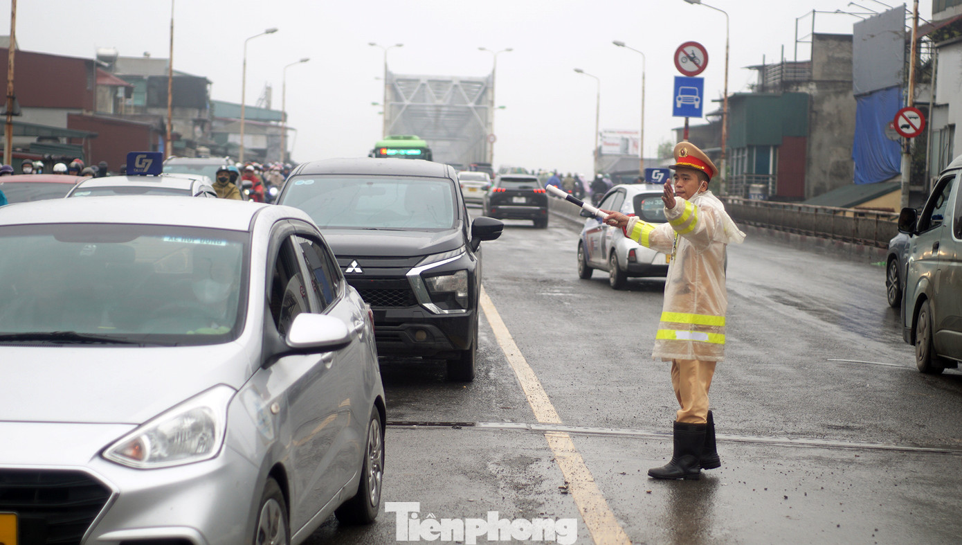 Tổ công tác Đội CSGT đường bộ số 1, Phòng CSGT Công an TP Hà Nội đã bố trí tổ công tác làm nhiệm vụ tại khu vực đầu cầu để điều tiết, phân luồng, tuyên truyền và xử lý các hành vi vi phạm trật tự an toàn giao thông. Tổ công tác Đội CSGT đường bộ số 1, Phòng CSGT Công an TP Hà Nội đã bố trí tổ công tác làm nhiệm vụ tại khu vực đầu cầu để điều tiết, phân luồng, tuyên truyền và xử lý các hành vi vi phạm trật tự an toàn giao thông.