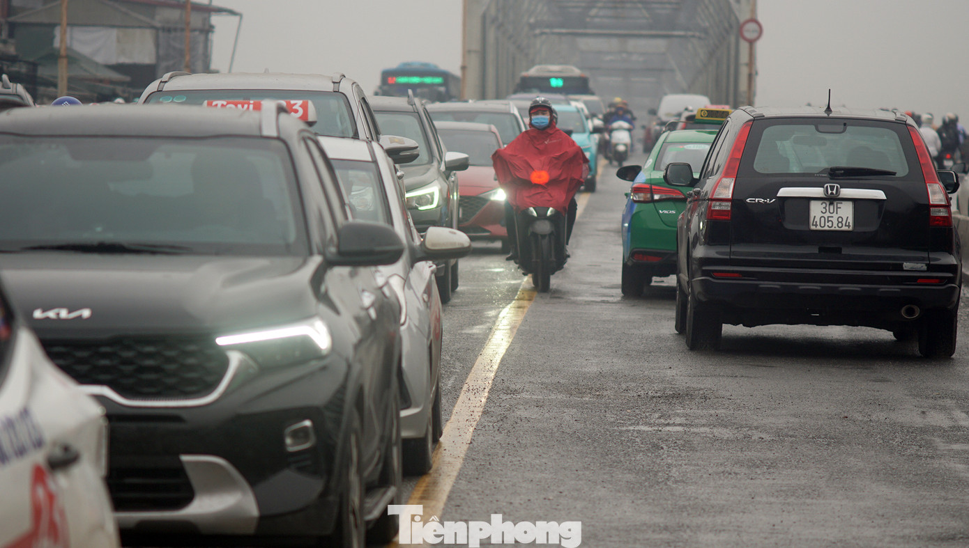 Theo ghi nhận của phóng viên, sáng nay, 15/3, lưu lượng phương tiện di chuyển từ khu vực quận Long Biên vào nội thành qua cầu Chương Dương rất đông. Theo ghi nhận của phóng viên, sáng nay, 15/3, lưu lượng phương tiện di chuyển từ khu vực quận Long Biên vào nội thành qua cầu Chương Dương rất đông.