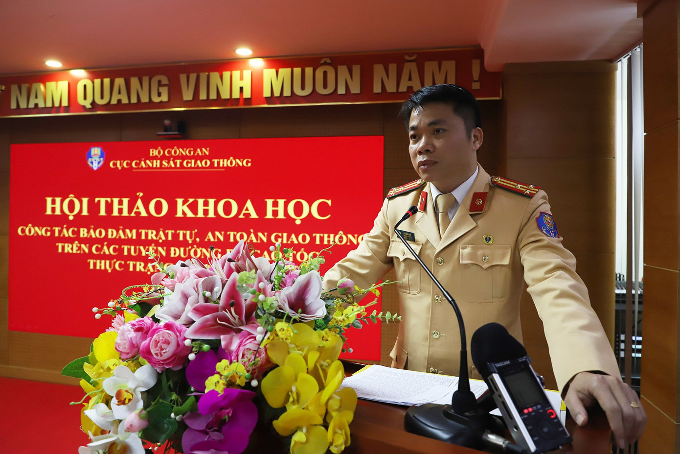 Thượng tá Lê Quang Hòa - Trưởng phòng Hướng dẫn, điều khiển giao thông và dẫn đoàn (Cục CSGT). Thượng tá Lê Quang Hòa - Trưởng phòng Hướng dẫn, điều khiển giao thông và dẫn đoàn (Cục CSGT).