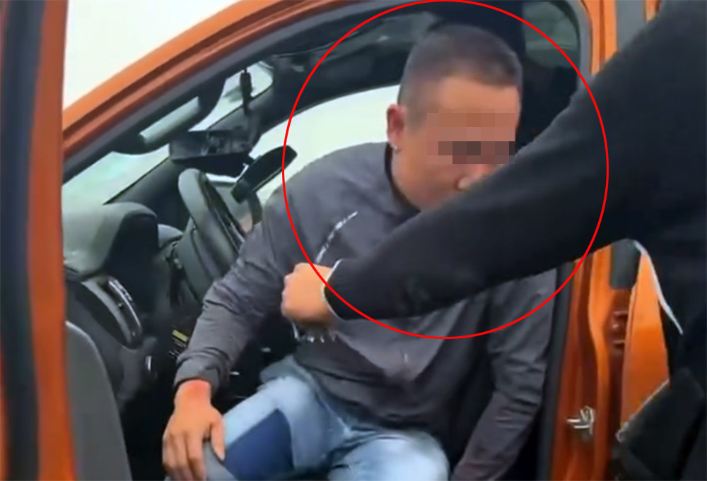 Nam tài xế xe bán tải.