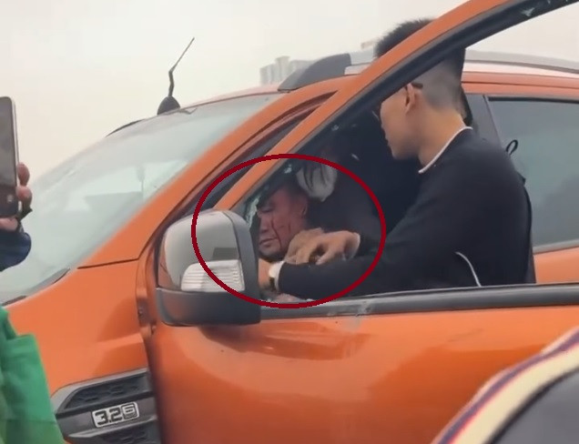 Nam tài xế xe bán tải.