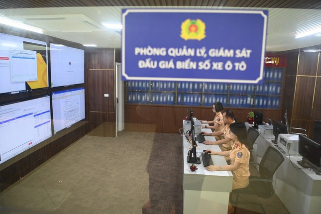 Phòng quản lý, giám sát đấu giá biển số ô tô. Phòng quản lý, giám sát đấu giá biển số ô tô.