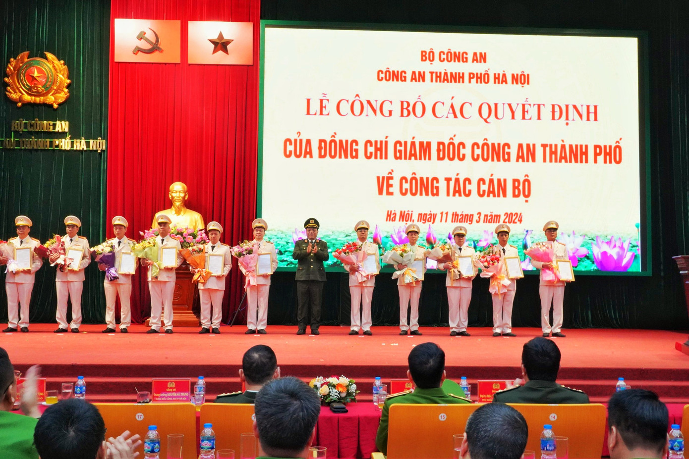 Trung tướng Nguyễn Hải Trung trao quyết định điều động và bổ nhiệm với 11 cán bộ. Ảnh: Yên Hưng. Trung tướng Nguyễn Hải Trung trao quyết định điều động và bổ nhiệm với 11 cán bộ. Ảnh: Yên Hưng.