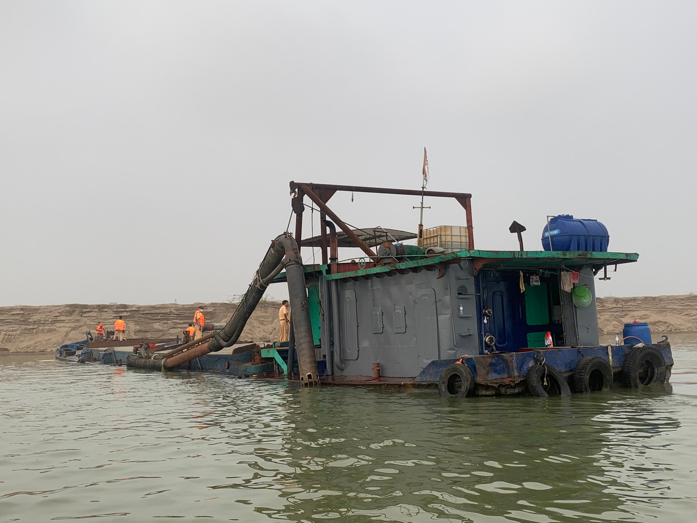 Hệ thống hút cát trên tàu.