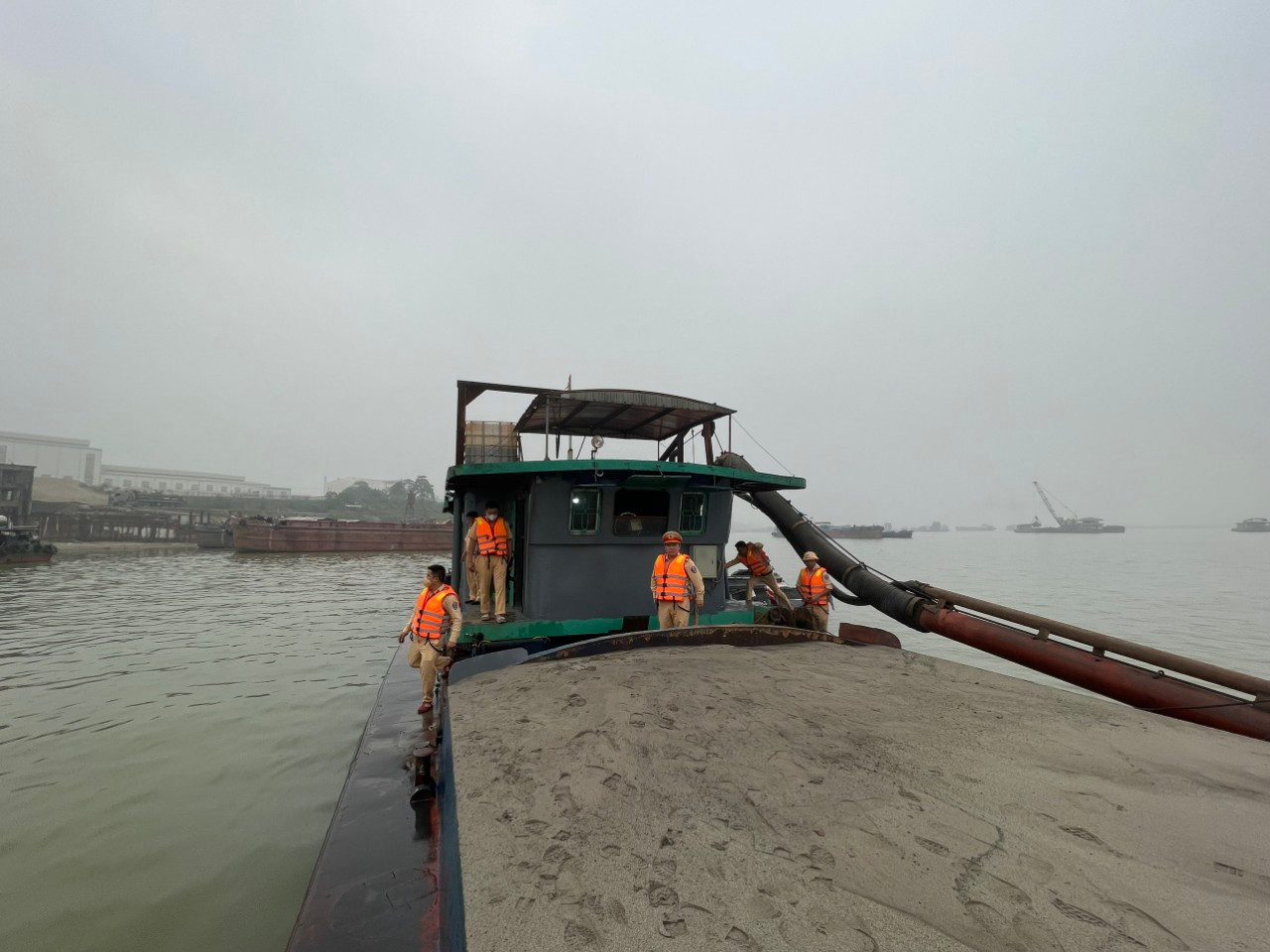 Tàu cát bị lực lượng chức năng kiểm tra, xử lý.