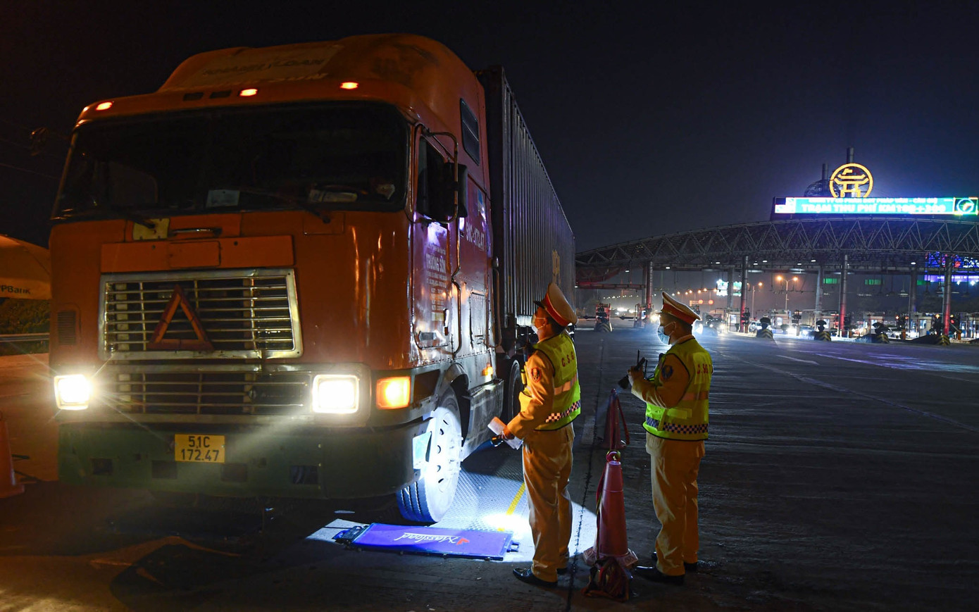 Lực lượng CSGT kiểm tra tải trọng phương tiện. Lực lượng CSGT kiểm tra tải trọng phương tiện.