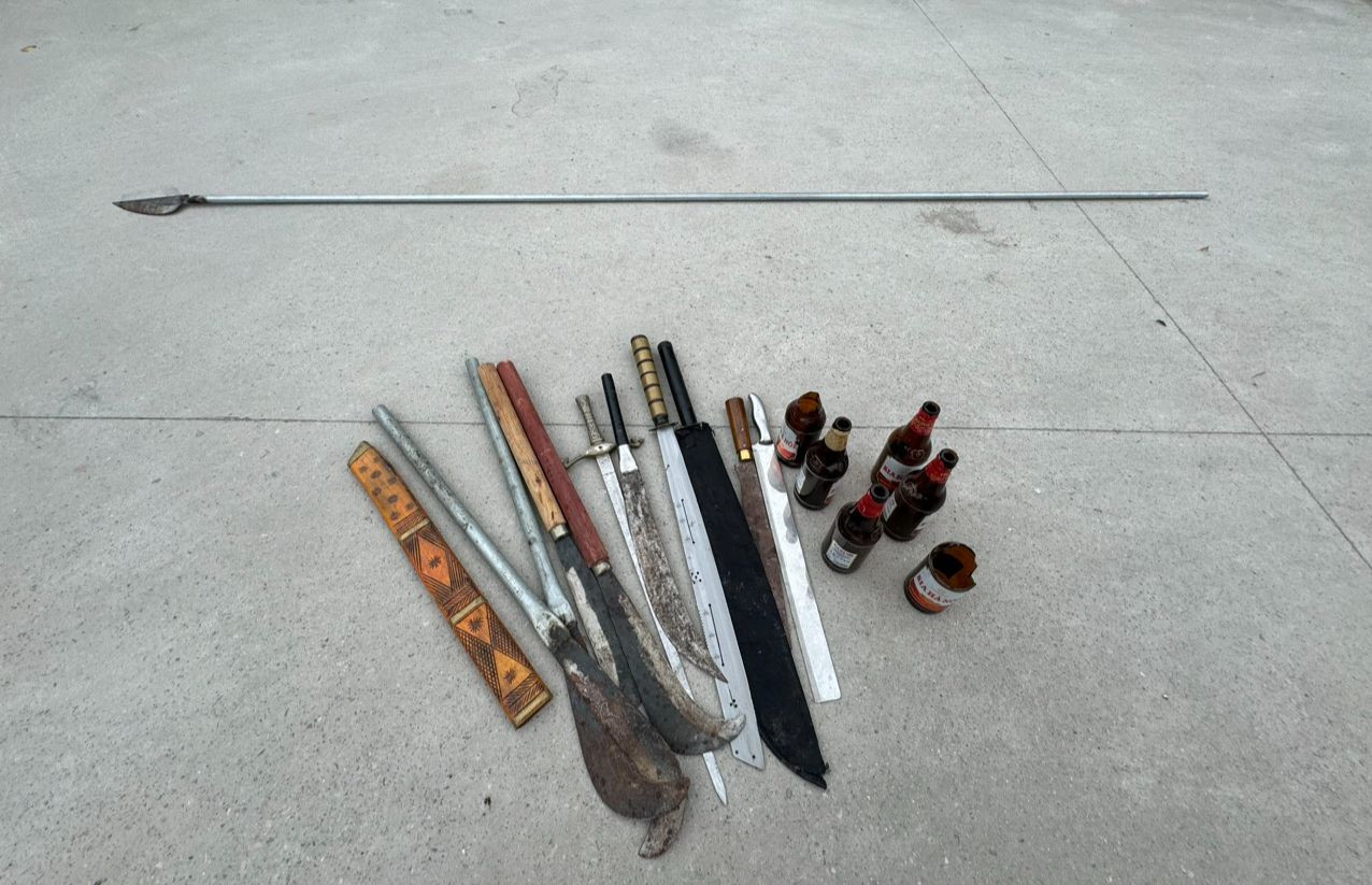 Hung khí thu giữ của 2 nhóm thanh thiếu niên. Hung khí thu giữ của 2 nhóm thanh thiếu niên.