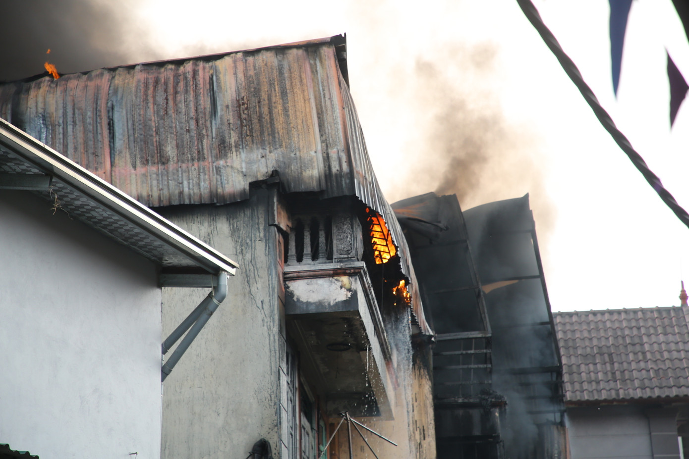 Tôn ở tầng tum ngôi nhà bị lửa làm biến dạng. Tôn ở tầng tum ngôi nhà bị lửa làm biến dạng.