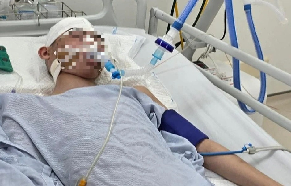 Nam sinh điều trị tại bệnh viện. Nam sinh điều trị tại bệnh viện.