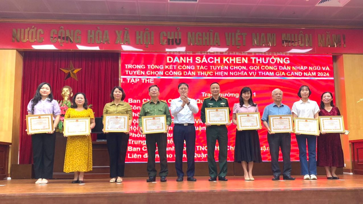 Các tập thể, cá nhân được khen thưởng tại Hội nghị.