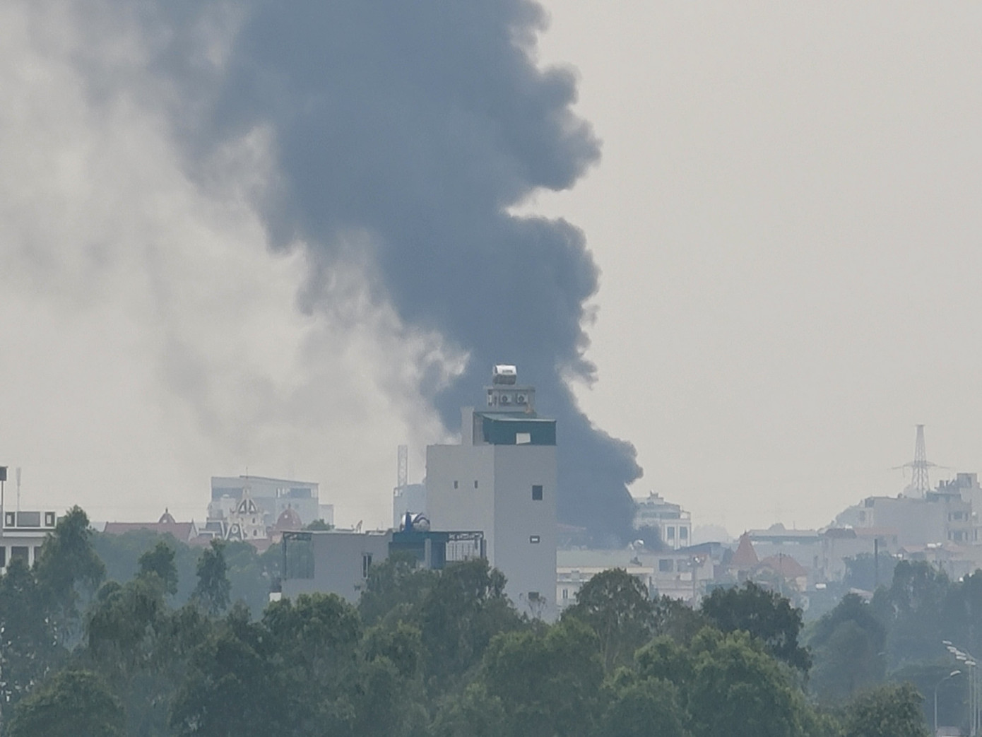 Cột khói đen bốc lên từ ngôi nhà. Cột khói đen bốc lên từ ngôi nhà.