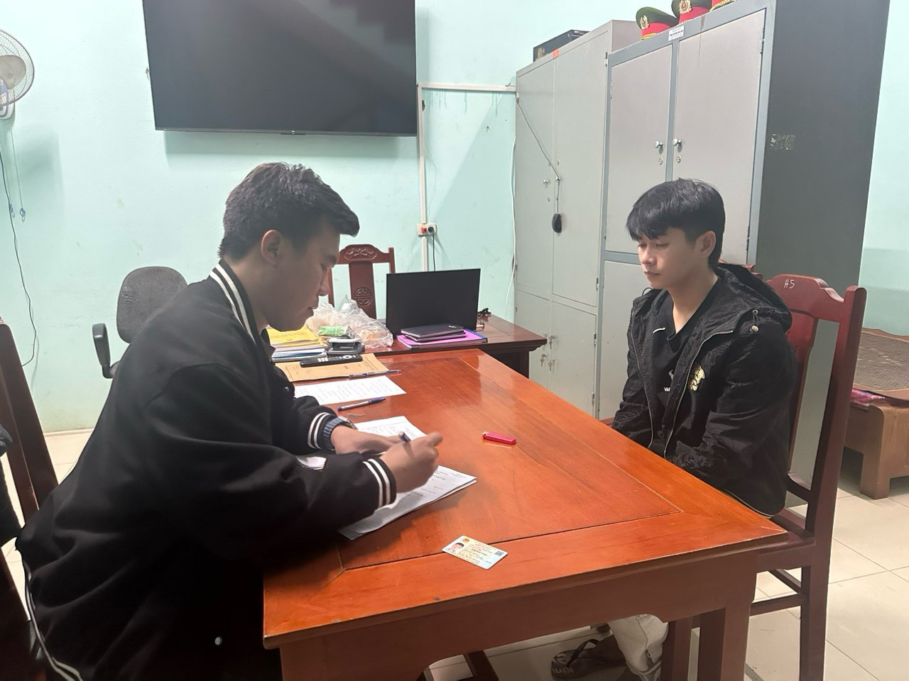 Trần Duy Quang tại cơ quan công an. Trần Duy Quang tại cơ quan công an.