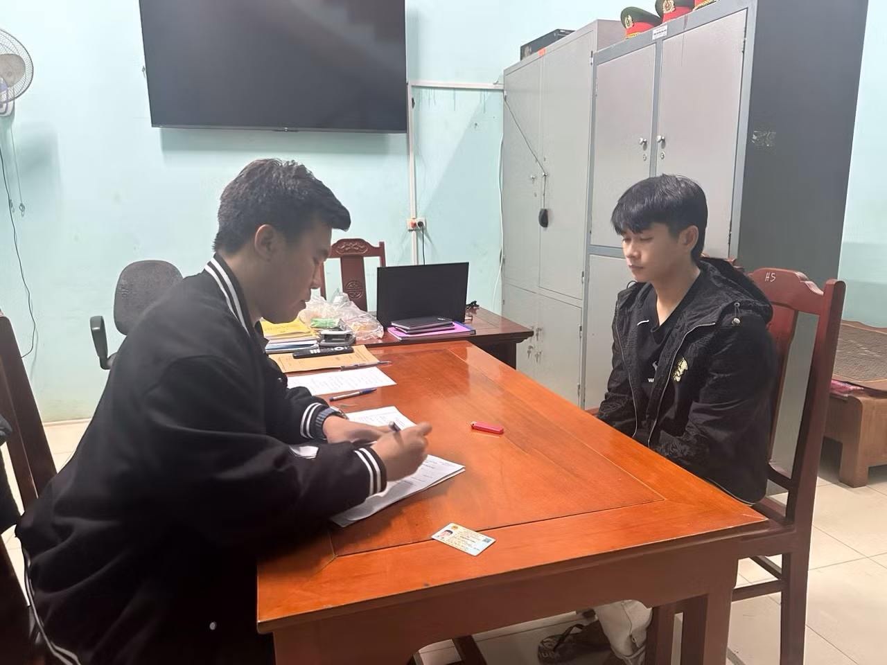 Trần Duy Quang tại cơ quan công an. Trần Duy Quang tại cơ quan công an.
