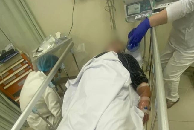 Nam tài xế cấp cứu tại bệnh viện.