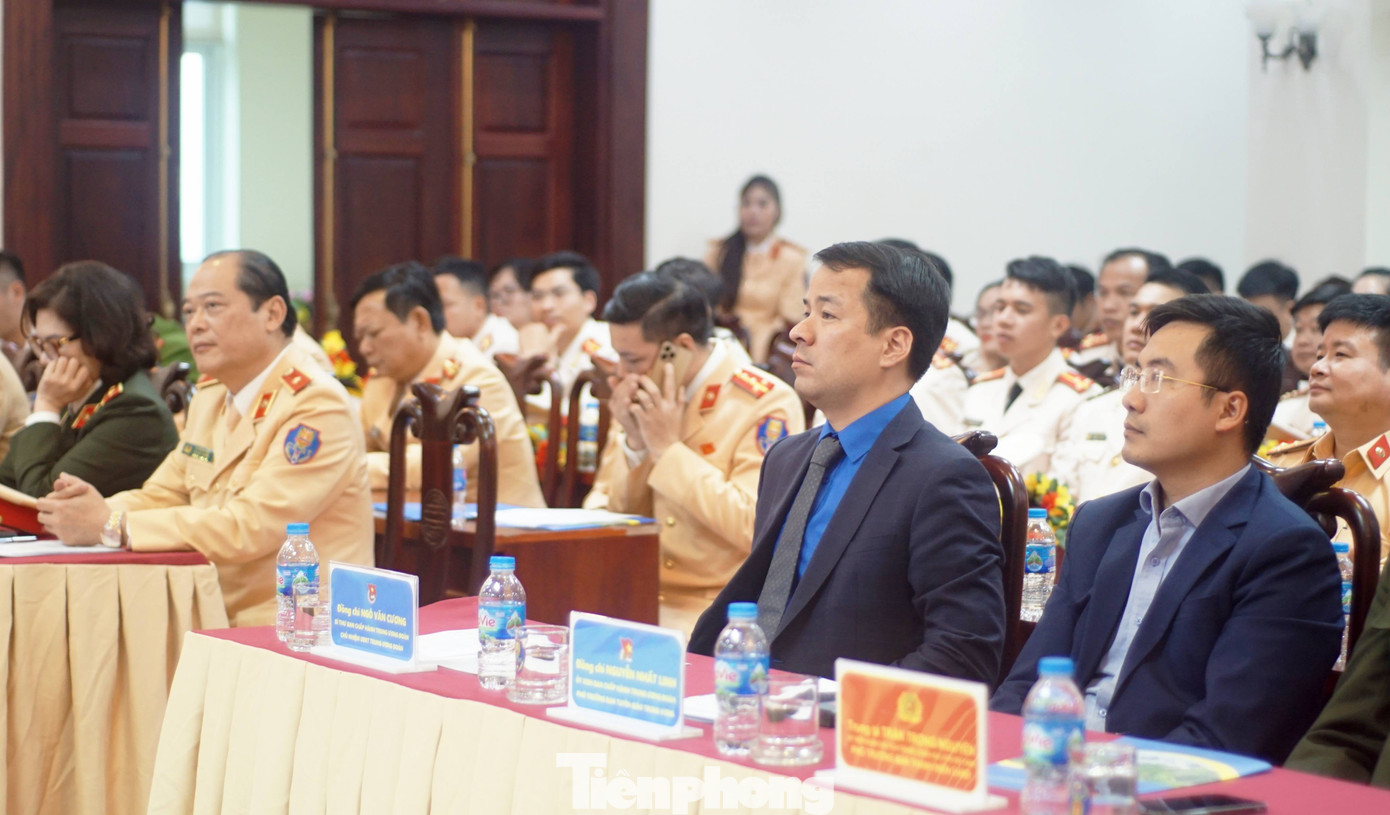 Về phía Cục CSGT có Thiếu tướng Lê Xuân Đức - Phó cục trưởng Cục CSGT; Thiếu tướng Nguyễn Văn Mừng - Phó Cục trưởng Cục CSGT; cùng đại diện các đơn vị...