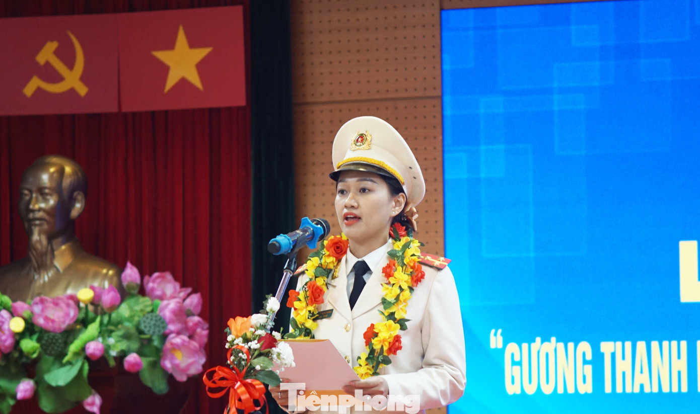 Đại diện "Gương thanh niên Cảnh sát giao thông tiêu biểu" phát biểu tại chương trình.