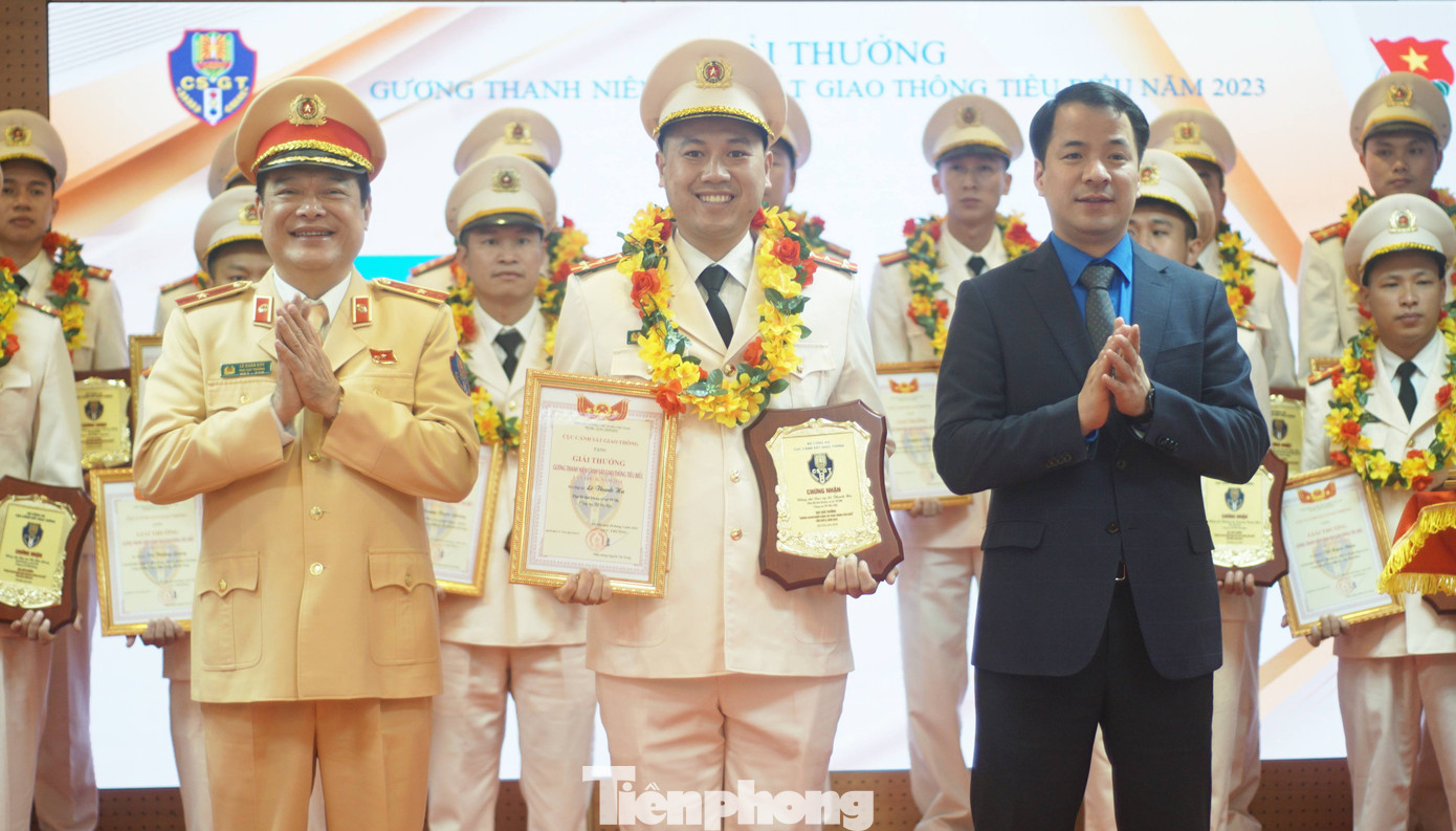 Lãnh đạo Cục CSGT và T.Ư Đoàn chụp ảnh cùng "Gương thanh niên Cảnh sát giao thông tiêu biểu".