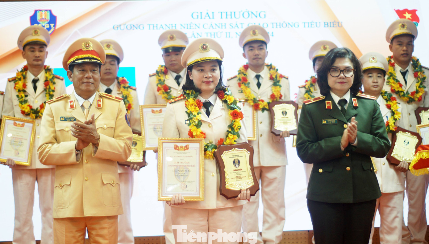 Thiếu tướng Nguyễn Văn Mừng và Thiếu tướng Ngô Hoài Thu trao biểu trưng và chứng nhận cho "Gương thanh niên Cảnh sát giao thông tiêu biểu".