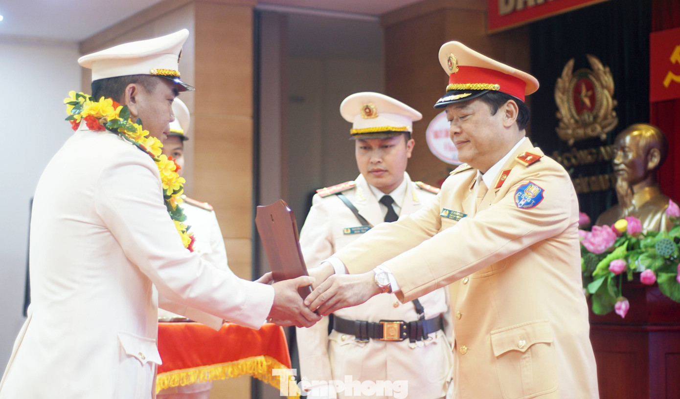 Anh Ngô Văn Cương và Thiếu tướng Lê Xuân Đức trao biểu trưng và chứng nhận cho "Gương thanh niên Cảnh sát giao thông tiêu biểu".