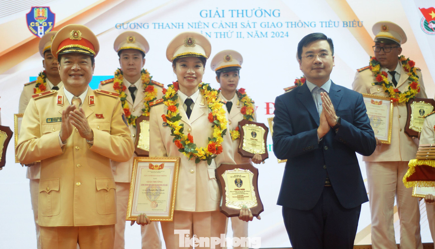 Thiếu tướng Lê Xuân Đức và anh Nguyễn Nhất Linh trao biểu trưng và chứng nhận cho "Gương thanh niên Cảnh sát giao thông tiêu biểu".