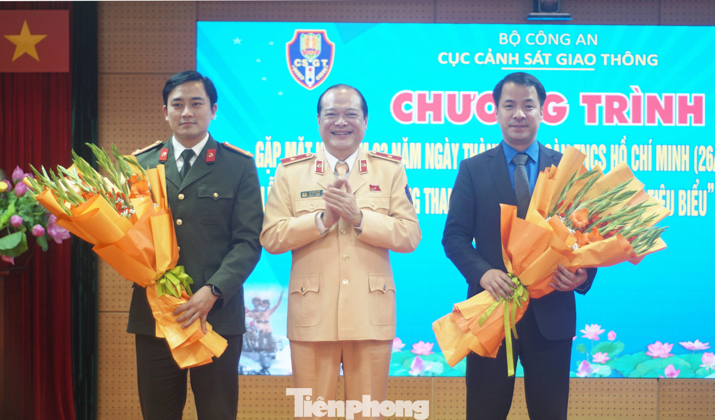 Nhân dịp Kỷ niệm 93 năm Ngày thành lập Đoàn TNCS Hồ Chí Minh, Đảng ủy, lãnh đạo Cục CSGT chúc mừng T.Ư Đoàn TNCS Hồ Chí Minh và Ban Thanh niên Công an Nhân dân.