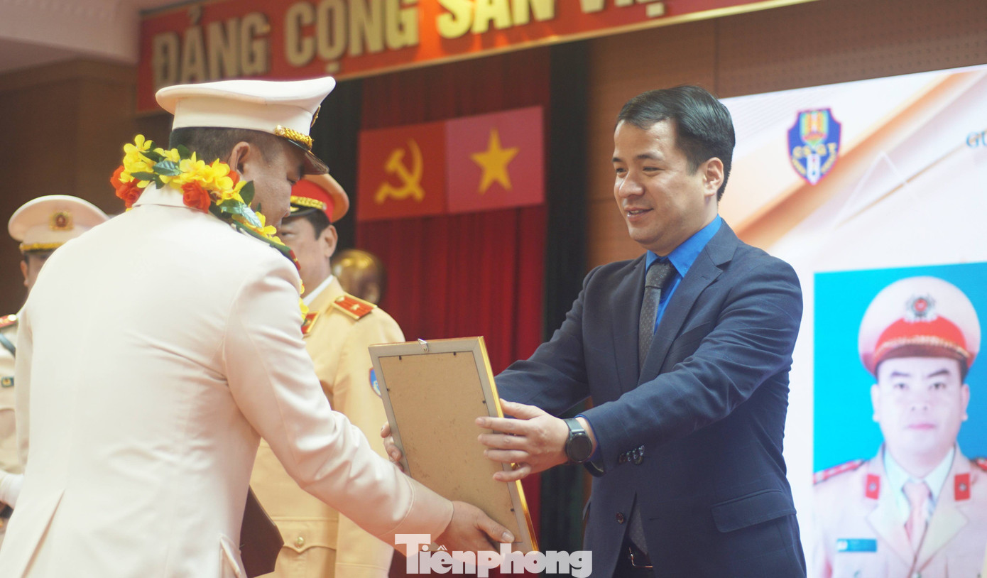 Anh Ngô Văn Cương và Thiếu tướng Lê Xuân Đức trao biểu trưng và chứng nhận cho "Gương thanh niên Cảnh sát giao thông tiêu biểu".