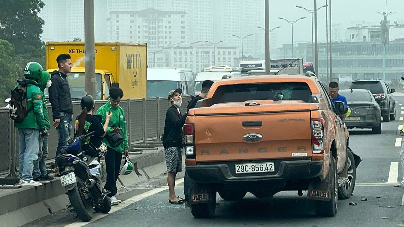 Xe bán tải BKS Hà Nội trên đường Vành đai 3 trên cao. Xe bán tải BKS Hà Nội trên đường Vành đai 3 trên cao.