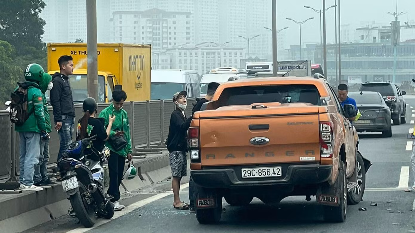 Xe bán tải BKS Hà Nội trên đường Vành đai 3 trên cao.
