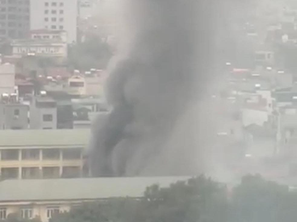 Hình ảnh vụ cháy nhìn từ xa.